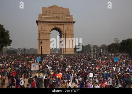 New Delhi, India. 1a gen, 2020. Le persone si radunano in India Gate in New Delhi, India, 1 gennaio, 2020. Credito: Javed Dar/Xinhua/Alamy Live News Foto Stock