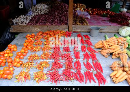 Indonesia Isola Alor Kalabahi locale mercato - Peperoncino carota pomodoro Foto Stock