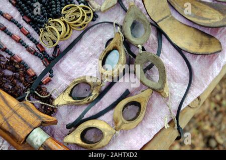 Indonesia Isola Alor Kalabahi locale marcet - traditionell in legno googles immersioni Foto Stock