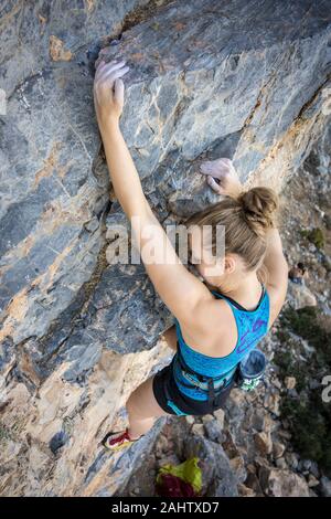 Female Rock Climbing in vacanza a Kalymnos in Grecia. Foto Stock