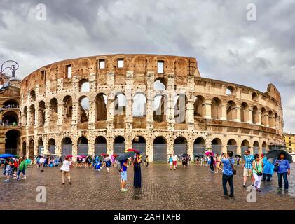 Roma, Italia - 18 giugno 2014. L antico Colosseo di Roma con i suoi muri esterni appena pulita durante un progetto di restauro che ha avuto inizio nel 2014. Foto Stock