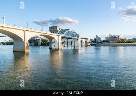 Chattanooga, TN - Ottobre 8, 2019: Chattanooga skyline della città lungo il fiume Tennessee Foto Stock