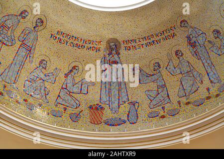 Mosaico dell'Ultima Cena con le parole "Prendete e mangiatene tutti, questo è il mio corpo, questo è il mio sangue " in polacco. Chiesa dell'Assunzione della Virg Foto Stock