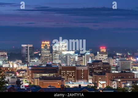 Skyline della città di Birmingham, Alabama di notte Foto Stock