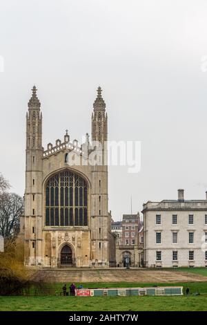 Cambridge, Regno Unito. Il 1 gennaio 2020. Una unità narrowboat infront di King's College Chapel durante il tradizionale Capodanno viaggio lungo il fiume Cam. CamNews / Alamy Live News Foto Stock