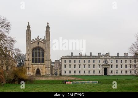 Cambridge, Regno Unito. Il 1 gennaio 2020. Una unità narrowboat infront di King's College Chapel durante il tradizionale Capodanno viaggio lungo il fiume Cam. CamNews / Alamy Live News Foto Stock