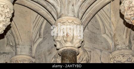 YORK CITY INGHILTERRA MINSTER INTERNO CAPITOLO HOUSE LE TESTE E LE SCULTURE DI TESTA un rovinato regina con naso rimosso Foto Stock