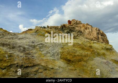 Pietre di colore giallo sulla zona termale del Vulcano (Isole Eolie. L'Italia) Foto Stock