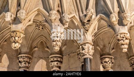 YORK CITY INGHILTERRA MINSTER INTERNO CAPITOLO HOUSE capi e intagli sette teste e intagli di foglie Foto Stock