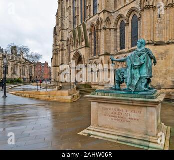 YORK Inghilterra statua dell'imperatore romano Costantino il Grande AL DI FUORI DEL MINSTER Foto Stock