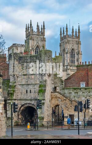 YORK Inghilterra La Bootham Bar o cancello con tre statue e le torri della cattedrale di York Minster dietro Foto Stock