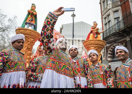 Il centro di Londra, il 1° gennaio 2020. Tempo Selfie per il team del London borough di Kingsbury e la Shree Swaminarayan Mandir Kingsbury. Gli anelli di Londra nel 2020 con l'annuale "di Londra il primo giorno del nuovo anno Parade', più affettuosamente conosciuto dai londinesi come LNYDP, e le sue prestazioni spettacolari lungo un percorso attraverso il centro di Londra. Credito: Imageplotter/Alamy Live News Credito: Imageplotter/Alamy Live News Foto Stock