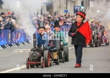 Il centro di Londra, il 1° gennaio 2020. Il piroscafo in miniatura per carità lentamente fanno la loro strada lungo il percorso, molto ammirata dagli spettatori. Gli anelli di Londra nel 2020 con l'annuale "di Londra il primo giorno del nuovo anno Parade', più affettuosamente conosciuto dai londinesi come LNYDP, e le sue prestazioni spettacolari lungo un percorso attraverso il centro di Londra. Credito: Imageplotter/Alamy Live News Credito: Imageplotter/Alamy Live News Foto Stock