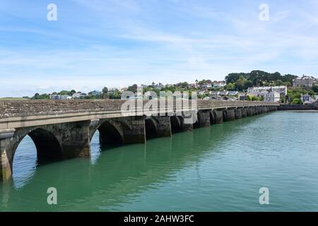 Bideford Vecchio Ponte sul fiume Torridge, Bideford, Devon, Inghilterra, Regno Unito Foto Stock