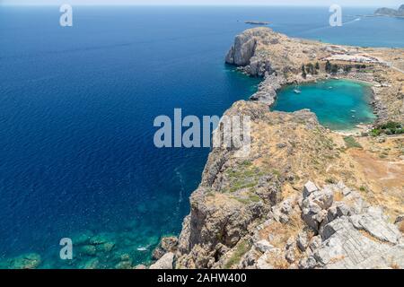 Vista panoramica dall'acropoli di Lindos presso la costa del mar mediterraneo e St. Pauls Bay con chiara e acqua turchese Foto Stock