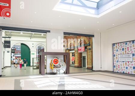 Negozi di Moda in Swindon Designer Outlet, Swindon, Wiltshire, Inghilterra, Regno Unito Foto Stock