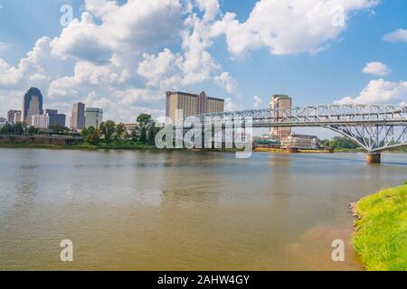 Shreveport, LA - Ottobre 6, 2019: skyline della città di Shreveport , Louisiana lungo il Fiume Rosso Foto Stock