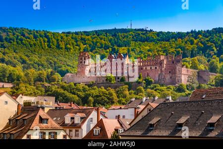 Incantevole vista sul tetto del castello di Heidelberg, una rovina e punto di riferimento sulla collina di Heidelberg. Le persone sono il parapendio dalla cima del Königstuhl... Foto Stock