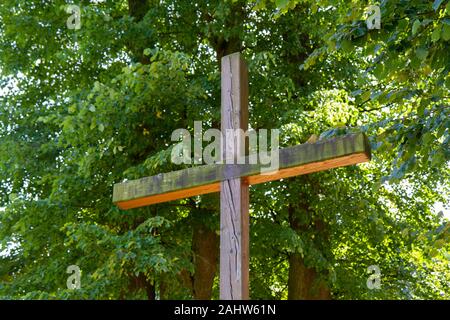 Una vecchia Croce di legno in un parco nel Santuario di Nostra Signora di Tylicz. Girato nel 2019. Foto Stock