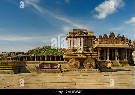 05 giu 2008 Il santuario di Garuda in forma di carro di pietra a Vitthala tempio. Hampi Karnataka India Foto Stock