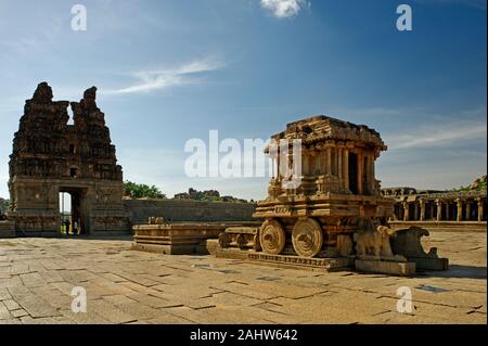 05 giu 2008 Il santuario di Garuda in forma di carro di pietra a Vitthala tempio. Hampi Karnataka India Foto Stock