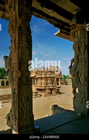 05 giu 2008 Il santuario di Garuda in forma di carro di pietra a Vitthala tempio. Hampi Karnataka India Foto Stock