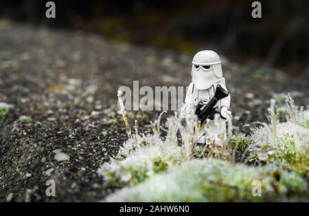 Neve Lego stormtrooper soldier guarda con la sua pistola in un ambiente di ghiaccio Foto Stock