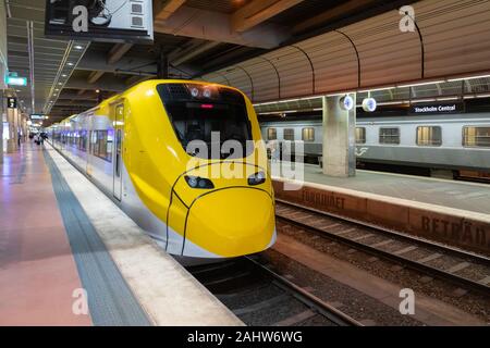 Stoccolma, Svezia: treno Arlanda Express, il servizio veloce per l'aeroporto di Arlanda attende i passeggeri sulla piattaforma 2 in corrispondenza della stazione ferroviaria centrale di Stoccolma. Foto Stock