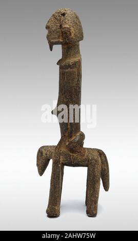 Dogon. La figura equestre. 1500-1900. Mali. Legno e materiale sacrificale nel xv secolo, Dogon persone fuggono dalle ostilità nella loro patria-causato da raider slave' incursioni e l espansione dell Islam-migrate al rocky Bandiagara scarpata nell attuale Mali, dove hanno incontrato il popolo Tellem. Mentre i Dogon infine espulsa la Tellem dalla regione, i due popoli sembrano avere influenzato ogni altri stili scultorea. Questo cavallo e cavaliere caratteristiche minimali stile e incrostati di superficie associata con le sculture realizzate dai Tellem. Foto Stock