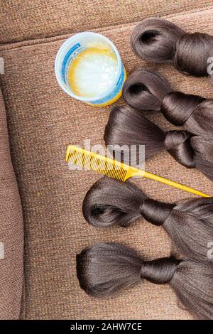 Le estensioni di capelli da utilizzare per fare le trecce Foto Stock