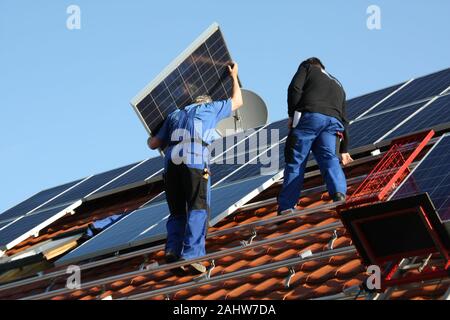 Installazione di un nuovo impianto fotovoltaico Foto Stock