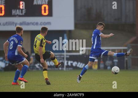 HARTLEPOOL, Inghilterra - gennaio 1a Hartlepool United Holohan Gavan tentativi di bloccare un pass da Harrogate Town Josh Falkingham durante il Vanarama National League match tra Hartlepool Regno e Harrogate Town a Victoria Park, Hartlepool mercoledì 1 gennaio 2020. (Credit: Mark Fletcher | Credit: MI News & Sport /Alamy Live News Credito: MI News & Sport /Alamy Live News Foto Stock