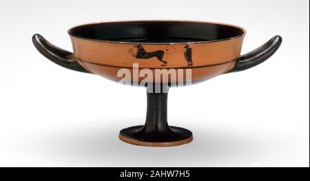 Il Greco antico. Kylix (bicchiere). 540 BC-530 BC. Arsinoë. terracotta decorata in nero-figura tecnica questo è un esempio del tipo più diffuso di tazza del vino nella Grecia antica, la kylix. Passando da un piede rotondo e un gambo sottile e la coppa si allarga ad un ampio recipiente con due maniglie sui lati opposti. Nella fascia decorativa intorno al labbro di questa coppa, una figura umana in Grecian vestito è raffigurato in compagnia di un leone. Foto Stock