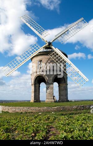 Chesterton, West Midlands, Regno Unito - 25 Marzo 2016: Chesterton del xvii secolo torre cilindrica in pietra di mulino a vento contro un cielo blu con nuvole Foto Stock