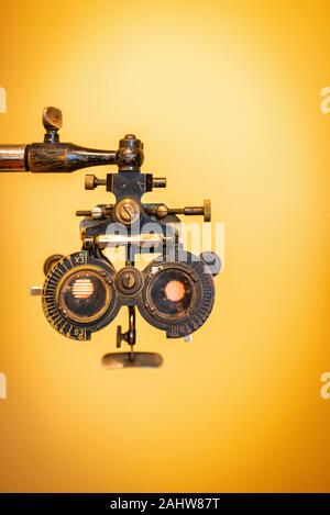 Vecchio Opthamologist Eye-Testing del dispositivo in Holmes Medical Museum Foley Alabama Foto Stock