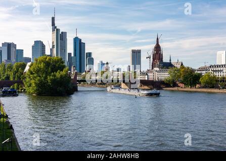 Francoforte, Germania - 15 settembre: barcone sul fiume principale di Francoforte , Germania il 15 settembre 2019. La Foto presa dal ponte Ignatz-Bubis con vista Foto Stock