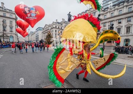 Londra, Regno Unito. 01 gen, 2020. Il London Capodanno Parade segna l inizio del nuovo anno, 2020. Credito: Guy Bell/Alamy Live News Foto Stock
