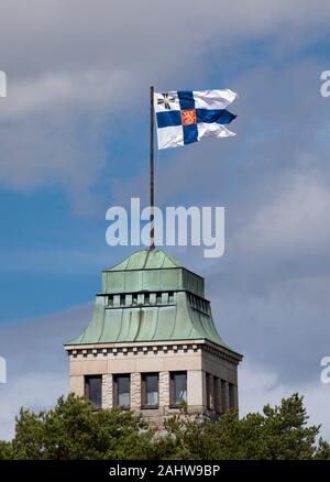 La bandiera presidenziale finlandese che sorvola la torre di Kultaranta, residenza estiva del Presidente della Repubblica di Naantali, Finlandia. Foto Stock