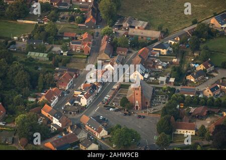 Volo in mongolfiera su East-Flanders offre vedute sorprendenti. Qui puoi vedere il centro di Overslag, un piccolo villaggio. La chiesa risale al XVIII secolo. Foto Stock