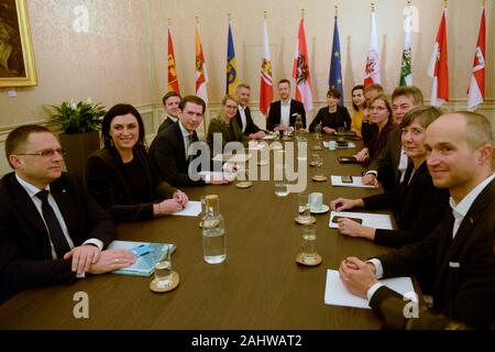 Vienna, Austria. 01 Jan 2020.Premere dichiarazione 'final round' con il Partito federale presidente del nuovo ÖVP (Nuovo Partito popolare austriaco) e l Ufficio federale di portavoce del partito dei Verdi (Green Austria), Werner Kogler. La figura mostra il team di negoziazione prima della conferenza stampa. Credito: Franz Perc / Alamy Live News Foto Stock