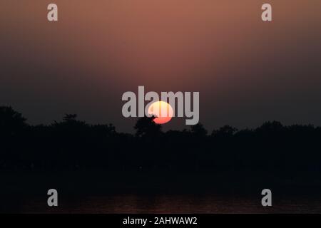 Vista tramonto al Lago Sukhna, Chandigarh Foto Stock