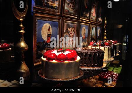 Dolci tipici di Istanbul - lo stretto del Bosforo - TURCHIA Foto Stock