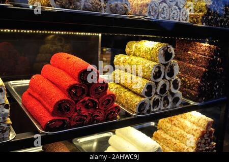 Dolci tipici di Istanbul - lo stretto del Bosforo - TURCHIA Foto Stock