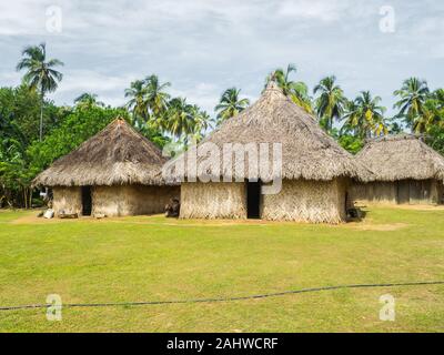 Arhuacos villaggio in Colombia - Il arhuacos sono un Chibchan-parlando di Amerindian persone che vivono sulle pendici meridionali della Sierra Nevada de Santa Mart Foto Stock