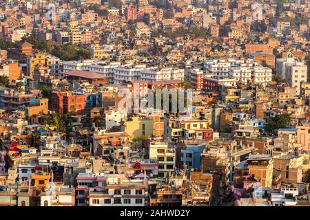 La città di Kathmandu vista da Swayambhunath Stupa sul tramonto, Nepal. Foto Stock