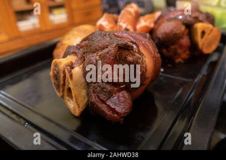 Il tedesco di maiale Schweinshax fuso a snodo nel vassoio da forno, close-up Foto Stock