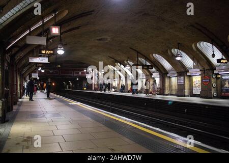 London, Regno Unito - 25 dicembre 2019: Baker Street, Stazione della metropolitana Foto Stock