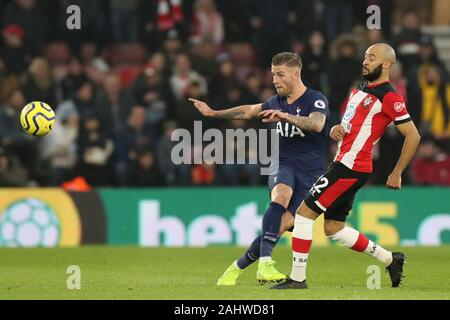 Southampton, Regno Unito. Il 1° gennaio 2020. SOUTHAMPTON, Inghilterra - Gennaio 1ST Tottenham defender Toby Alderweireld cancella da Southampton centrocampista Nathan Redmond durante il match di Premier League tra Southampton e Tottenham Hotspur presso il St Mary's Stadium, Southampton mercoledì 1 gennaio 2020. (Credit: Jon Bromley | MI News) La fotografia può essere utilizzata solo per il giornale e/o rivista scopi editoriali, è richiesta una licenza per uso commerciale Credito: MI News & Sport /Alamy Live News Foto Stock