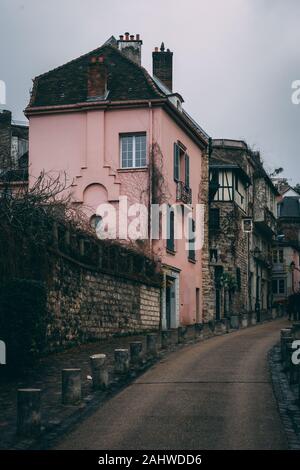 Casa Rosa lungo Rue de l'Abreuvoir, in Montmartre, Parigi, Francia Foto Stock