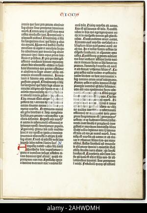 Johannes Gutenberg (publisher). La Bibbia di Gutenberg foglia. 1454-1455. Mainz. La stampa tipografica in nero con le iniziali in rosso e blu su avorio di cui la carta come il primo libro stampato in tutto il mondo occidentale utilizzando Movable Type, la Bibbia di Gutenberg è giustamente famosa. Copie del libro completo sono così eccezionalmente raro che ci sono solo una manciata di persone negli Stati Uniti e nessuno nella zona di Chicago. Eppure questo foglio singolo è stata a lungo parte dell'Istituto d'arte della collezione, nascosta in un 1921 "foglia book" che include anche un saggio esplicativo a discutere di questo "nobile frammento." Questa pagina ha avuto origine da un c Foto Stock